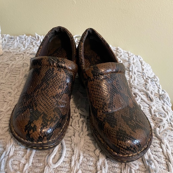 BOC Born Clogs Women’s Size 7.5 Tooled Snake Print Slip On Mules Shoes Brown - Picture 1 of 10